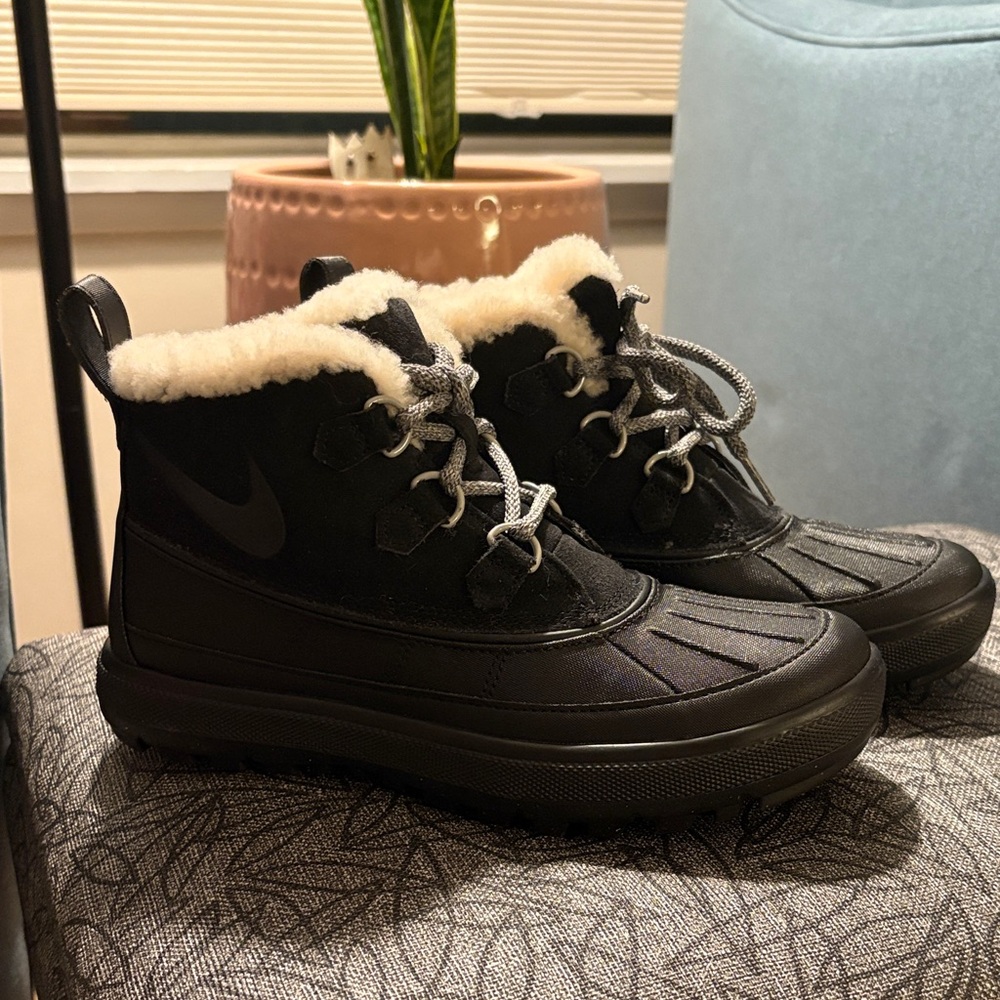 Nike Women’s Woodside Black Snow Boots with Cream Sherpa Lining NIB 6.5